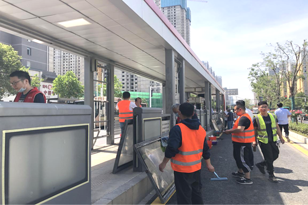 中共郑州赫喆文化传播有限公司团支部组织学习“三项工程一项管理”实施意见召开“BRT站台环境设施改造”主题活动