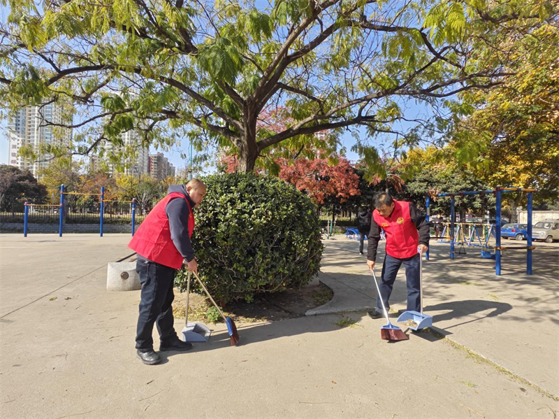 联合团支部到金龙社区召开“双报到”暨全城清洁行动