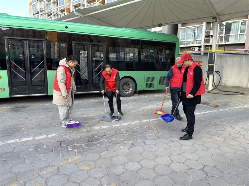 赫喆团支部到美景社区召开“双报到”暨公交场站清洁行动